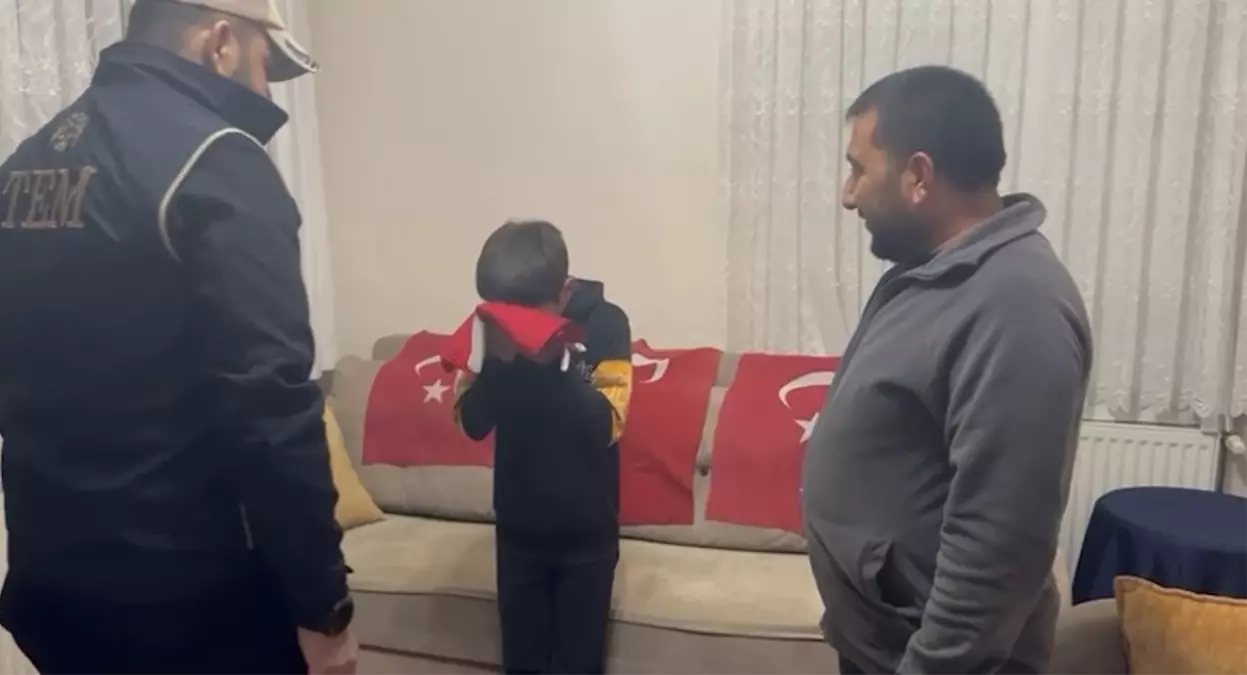 Polisten Bayrak Hediye