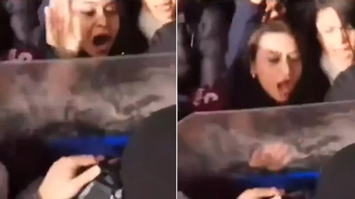 Esenyurt’ta CHP’li vekil belediye binasına girmek için polis barikatını zorladı