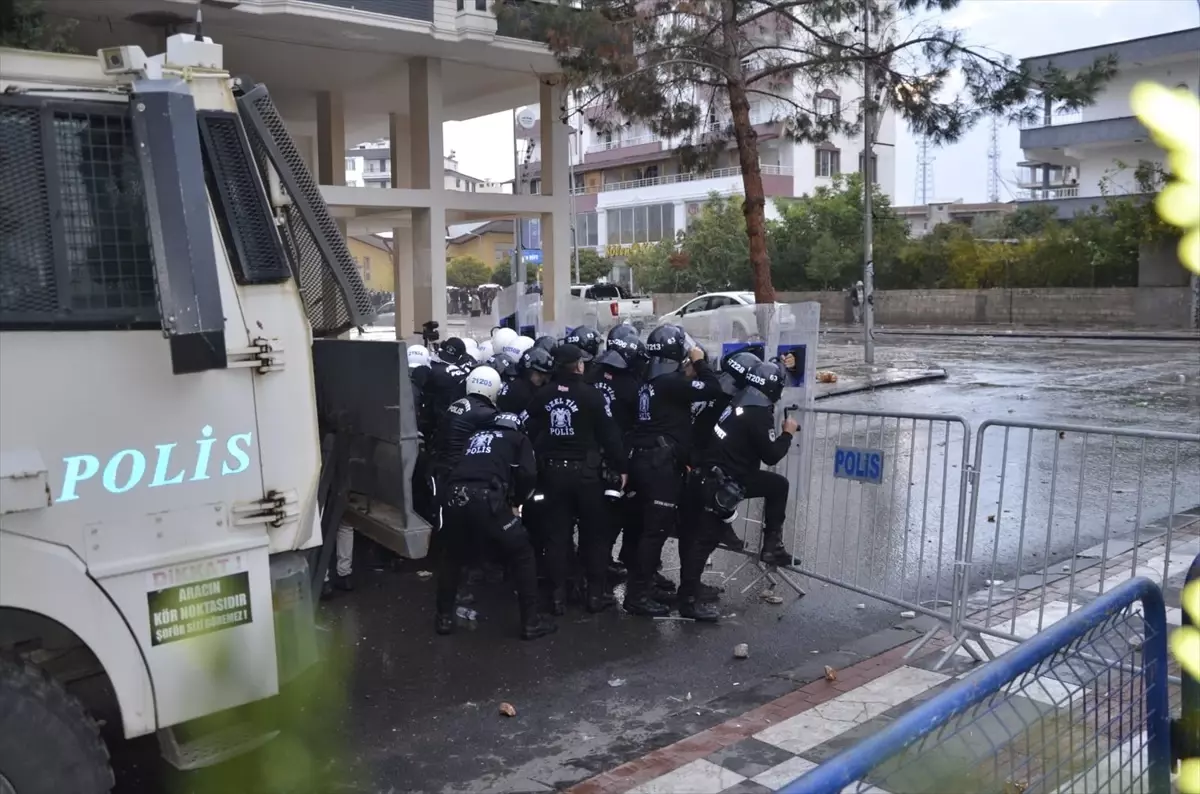 Halfeti’de Polislere Taşlı Saldırı