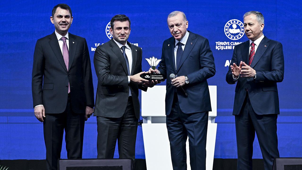 Cumhurbaşkanı Erdoğan’dan “asrın birlikteliğine” katkı verenlere plaket