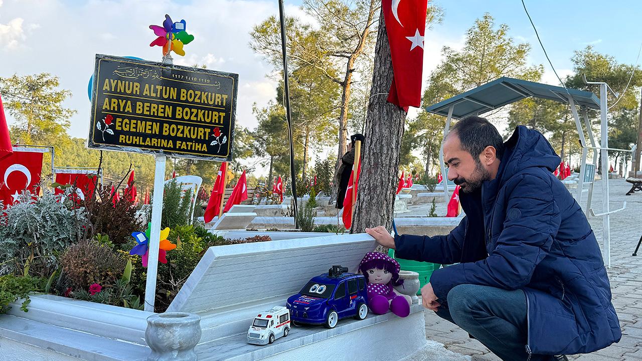 Depremde ailesini kaybeden baba, her gün mezarlığa hediyelerle gidiyor