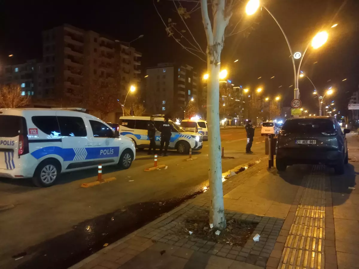 Diyarbakır’da Düğün Salonunda Silah Ve Bıçaklı Kavga: 3 Yaralı