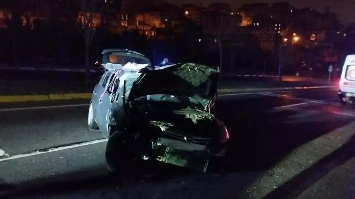 Gebze’de Kaldırıma Çarpan Otomobil Takla Attı: 4 Yaralı