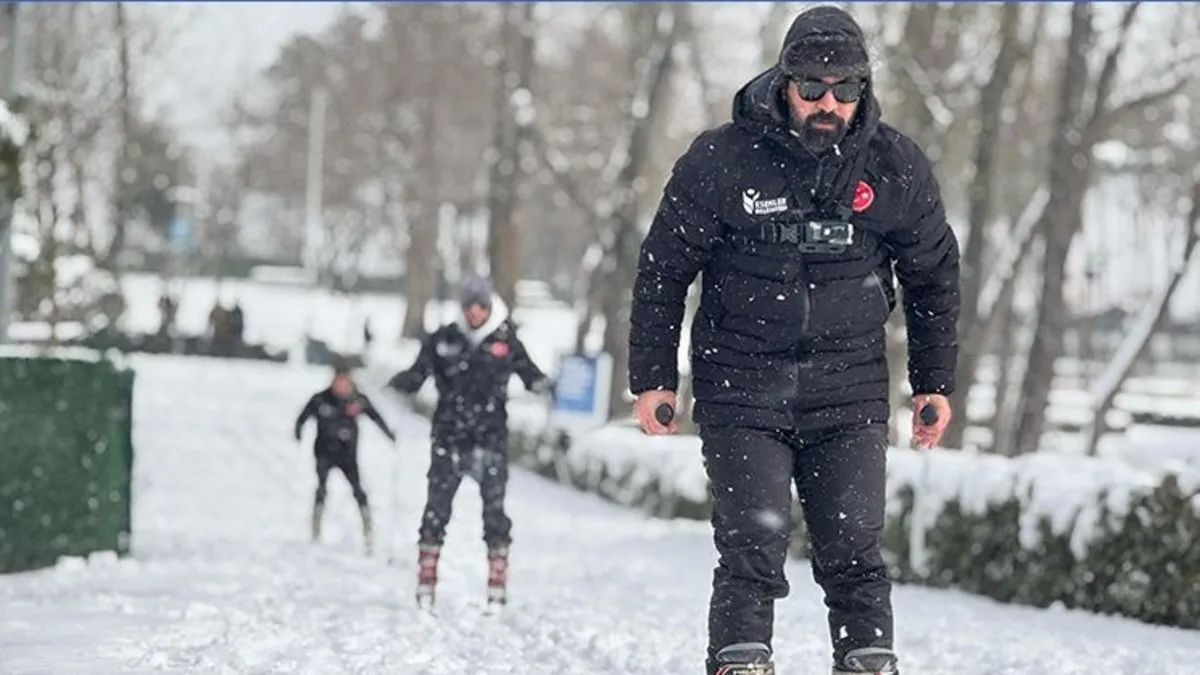 Karlı İstanbul’da kayak keyfi! Uludağ’da değil Esenler’de kayak yaptılar