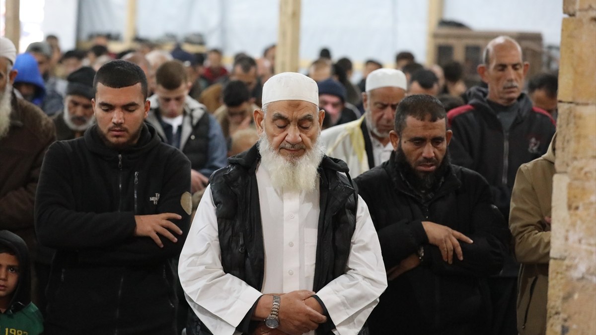 Gazze’de saldırılar altında bayram namazı coşkusu