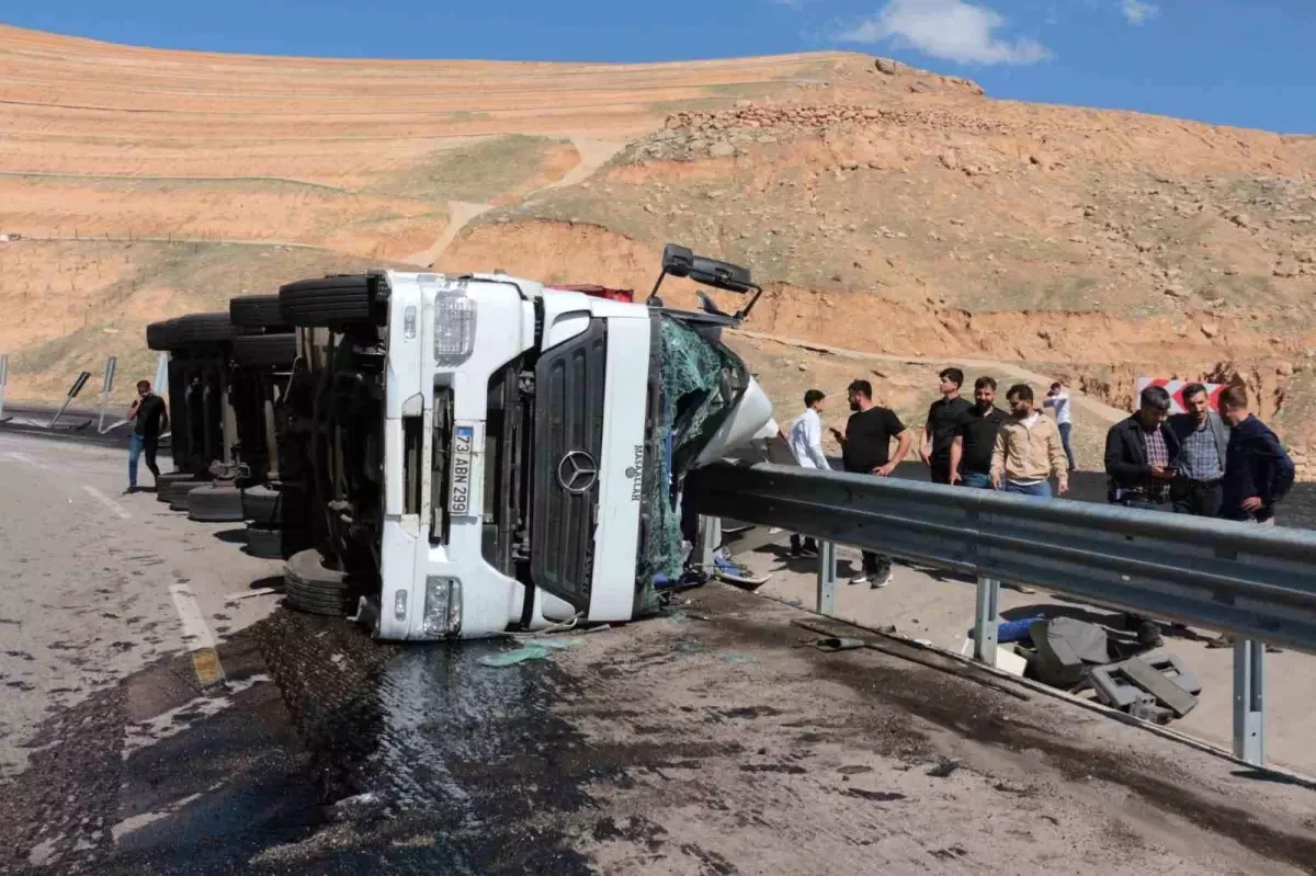 Cizre’de Freni Boşalan Tır Devrildi