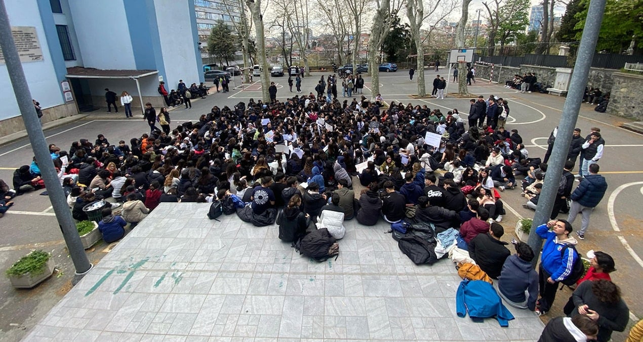 Liselerin kalbine hançer