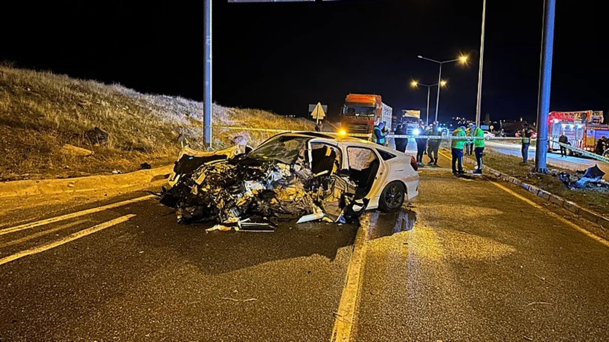 Van’da feci kaza! Otomobil direğe çarptı: 3 ölü 2 yaralı!